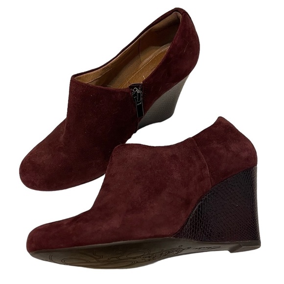 Women’s CLARKS Artisan Purity Frost Burgundy Suede Leather Booties Shoes - Picture 2 of 5